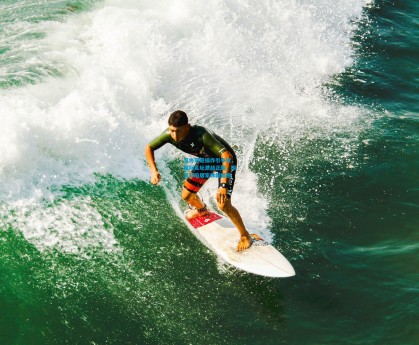 足协奇葩操作引争议，国际足坛激战正酣，国足却陷居家休假怪圈